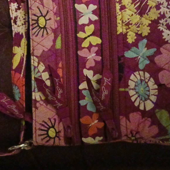 GREAT CONDITION VERA BRADLEY PURPLE FLORAL CROSSBODY BAG W/4 ZIPPER POCKETS - Picture 3 of 11